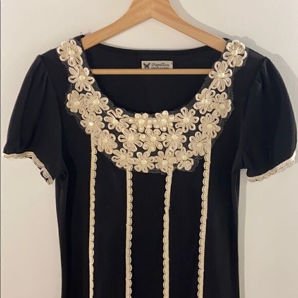 PapillonāVancouver/LAā
Beadedā
FloralĀ Dress - Picture 2 of 8